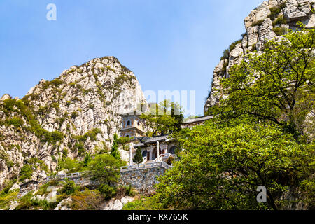 Juli 2017 - Denfeng, Henan, China - Sanhuang Basilika auf dem Gipfel des Songshan Berg. Songshan ist die höchste der fünf heiligen Berge Chinas dedi Stockfoto