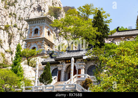 Juli 2017 - Denfeng, Henan, China - Sanhuang Basilika auf dem Gipfel des Songshan Berg. Songshan ist die höchste der fünf heiligen Berge Chinas dedi Stockfoto