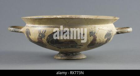 Kylix (Trinkbecher). Griechisch; Korinth; in die Werkstatt des "Bird zugeschrieben - frieze Maler". Datum: 560 v. Chr.-550 v. Chr.. Abmessungen: 7 × 22,9 × 17,5 cm (2 3/4 x 9 x 6 7/8 in.). Terra-cotta, in der schwarz-Abbildung Technik eingerichtet. Herkunft: Corinth. Museum: Das Chicago Art Institute. Thema: ALTGRIECHISCH. Stockfoto