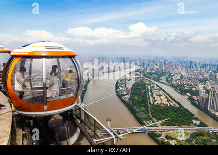 Juli 2017, Guangzhou, China. Bubble Straßenbahn auf der Oberseite des Canton Tower in Guangzhou, in 455 m Höhe, von innen eine der Blasen zu sehen. Kanton Tower Stockfoto