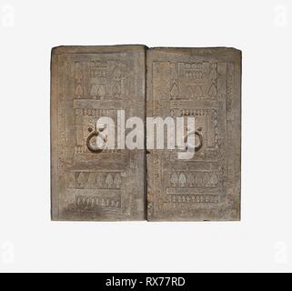 Paar Grab Kammer Türen. China; wahrscheinlich aus Zhengzhou, Provinz Henan. Datum: 100 BC-1 BC. Abmessungen: A (linke Tür): 92,6 × 52,0 × 7,2 cm (36 5/6 x 20 1/2 x 2 13/16 in.); b (rechte Tür): 91,4 × 49,9 × 7,2 cm (36×19 5/8 x 2 13/16 in.). Grau Steingut mit beeindruckt und geschnitzten. Herkunft: China. Museum: Das Chicago Art Institute. Stockfoto