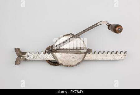 Cranequin (Wickler) für eine Armbrust. Deutsch. Datum: 1550-1600. Abmessungen: L 50,8 cm (20 in.). Stahl, Holz und Kabel. Herkunft: Deutschland. Museum: Das Chicago Art Institute. Stockfoto