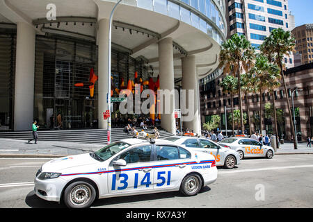 Sydney Taxis auf verbogene Street in Sydney Stadtzentrum vorbei an Nr. 1 bligh Straße Bürogebäude, Sydney, Australien Stockfoto