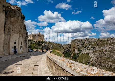 MATERA, Italien - 27. AUGUST 2018: Warme Landschaft Sommer Tag street view von erstaunlichen antike Stadt des berühmten Sassi mit wunderschönen Bauten und Touristen Stockfoto