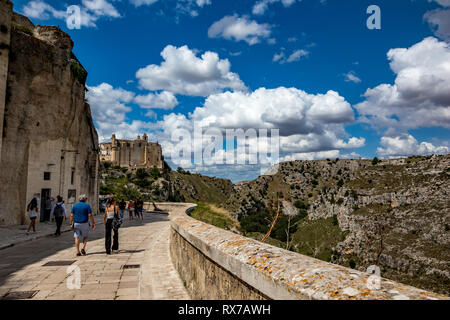 MATERA, Italien - 27. AUGUST 2018: Warme Landschaft Sommer Tag street view von erstaunlichen antike Stadt des berühmten Sassi mit wunderschönen Bauten und Touristen Stockfoto