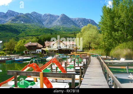 Kalterer See Blick über den See in Südtirol Weinstraße in der Nähe von Bozen, Italien Stockfoto