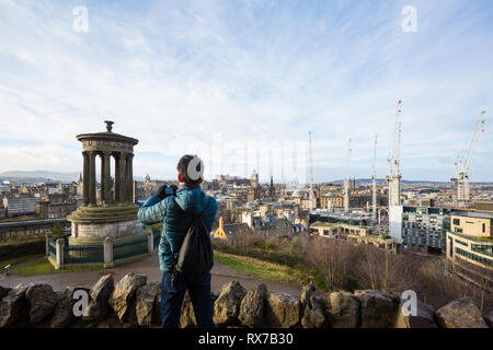 EDINBURGH, Schottland - Februar 9, 2019 - Calton Hill, östlich der neuen Stadt, ist an der Unterseite der Princes Street. Die Aussicht von Calton Hill Stockfoto