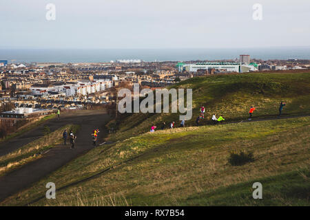 EDINBURGH, Schottland - Februar 9, 2019 - die Ansicht von Leith und die Firth-of-Forth von Calton Hill Stockfoto