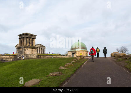 EDINBURGH, Schottland - Februar 9, 2019 - Calton Hill befindet sich an der Unterseite der Princes Street. Auf dem Hügel sind mehrere Denkmäler Stockfoto