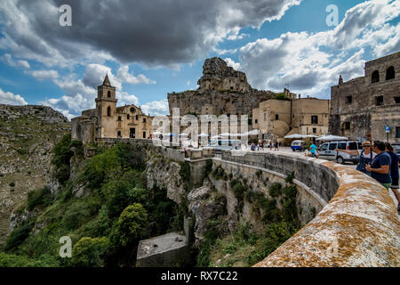 MATERA, Italien - 27. AUGUST 2018: bewölkten Sommertag street view der Stadt der Sassi, Touristen Wandern und Sightseeing in der Nähe der Kirche von St. Peter al Stockfoto