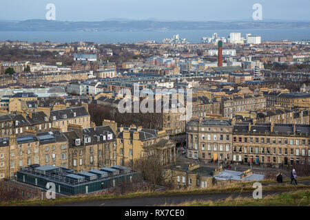 EDINBURGH, Schottland - Februar 9, 2019 - Der Blick auf die neue Stadt und die Firth-of-Forth von Calton Hill Stockfoto