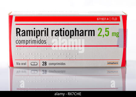 Eine Box mit Ramipril Tabletten aus der Ratiopharm Unternehmen isoliert auf Weiss. Foto in Madrid, Spanien, am 8. März 2019. Stockfoto