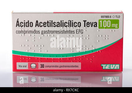 Eine Schachtel Tabletten von Acetylsalicylsäure der Marke Teva auf Weiß isoliert. Foto in Madrid, Spanien, am 8. März 2019. Stockfoto