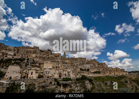 MATERA, Italien - 27. AUGUST 2018: Sommer Tag Landschaft Straße Blick auf die herrliche alte Stadt der Sassi mit weißen geschwollene Wolken ziehen auf dem Italienischen Stockfoto