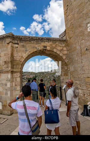 MATERA, Italien - 27. AUGUST 2018: Mehrere Touristen warten auf freie Stelle selfie am Balkon mit Bogen in der Nähe der Kirche von St. Peter auch als Chiesa bekannt zu machen Stockfoto