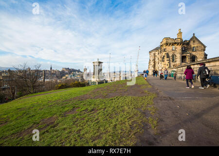 EDINBURGH, Schottland - Februar 9, 2019 - Calton Hill befindet sich unten in der neuen Stadt. Auf dem Hügel sind mehrere Denkmäler Stockfoto