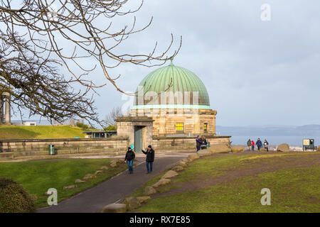 EDINBURGH, Schottland - Februar 9, 2019 - Calton Hill befindet sich an der Unterseite der Princes Street. Auf dem Hügel sind mehrere Denkmäler Stockfoto