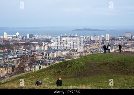 EDINBURGH, Schottland - Februar 9, 2019 - die Ansicht von Leith und die Firth-of-Forth von Calton Hill Stockfoto