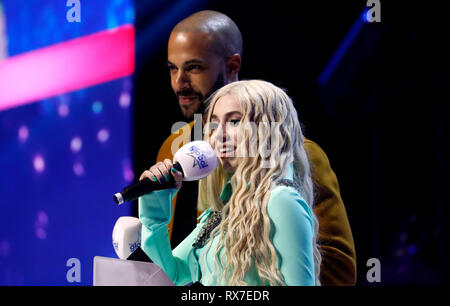 Marvin Humes und Ava Max auf der Bühne während der Global Awards 2019 mit sehr.co.uk am Londoner Eventim Apollo Hammersmith statt. Stockfoto