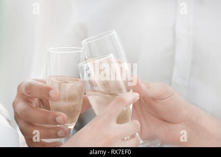 Bis zu schließen. Gläser Wein in den Händen von Geschäftspartnern. Stockfoto