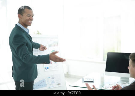 Erfolgreicher Geschäftsmann auf einem Flipchart, die mit der finanziellen Informationen. Stockfoto