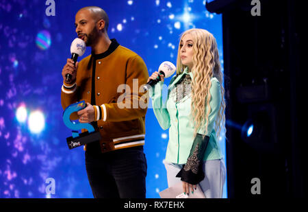 Marvin Humes und Ava Max auf der Bühne während der Global Awards 2019 mit sehr.co.uk am Londoner Eventim Apollo Hammersmith statt. Stockfoto