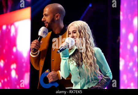 Marvin Humes und Ava Max auf der Bühne während der Global Awards 2019 mit sehr.co.uk am Londoner Eventim Apollo Hammersmith statt. Stockfoto