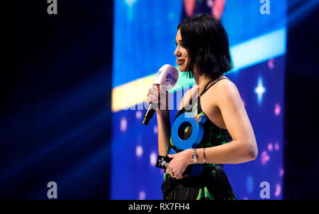 Dua Lipa auf der Bühne während der Global Awards 2019 mit sehr.co.uk am Londoner Eventim Apollo Hammersmith statt. Stockfoto