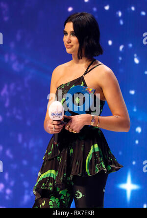 Dua Lipa auf der Bühne während der Global Awards 2019 mit sehr.co.uk am Londoner Eventim Apollo Hammersmith statt. Stockfoto
