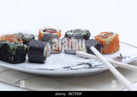 Close-up Sushi Rollen auf der Platte Stockfoto