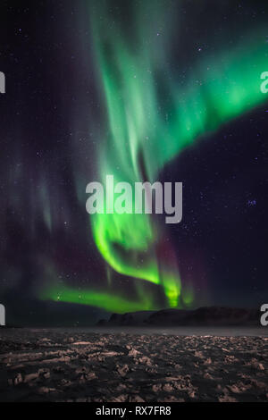 Aurora Borealis gesehen von der kleinen arktischen Stadt Pangnirtung über den gefrorenen Cumberland Sound. Stockfoto