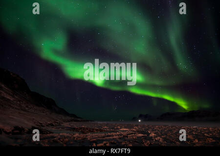 Aurora Borealis gesehen von der kleinen arktischen Stadt Pangnirtung über den gefrorenen Cumberland Sound. Stockfoto