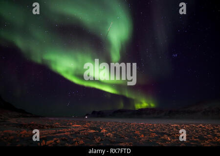 Aurora Borealis gesehen von der kleinen arktischen Stadt Pangnirtung über den gefrorenen Cumberland Sound. Stockfoto