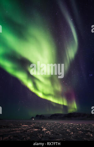 Aurora Borealis gesehen von der kleinen arktischen Stadt Pangnirtung über den gefrorenen Cumberland Sound. Stockfoto