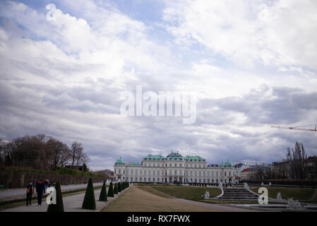 Das Schloss Belvedere und Gärten Wien - Obere Belvedere Palace mit einem dramatischen Himmel über, von der unteren Gärten gesehen Stockfoto