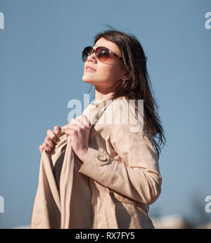 Portrait einer jungen Frau erfolgreich gegen den Himmel Stockfoto
