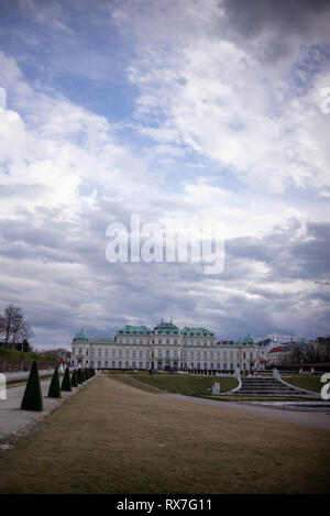 Das Schloss Belvedere und Gärten Wien - Obere Belvedere Palace mit einem dramatischen Himmel über, von der unteren Gärten gesehen Stockfoto