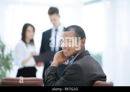 Closeup. Ein erfolgreicher Geschäftsmann auf unscharfen Hintergrund Stockfoto