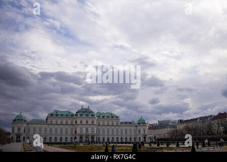 Das Schloss Belvedere und Gärten Wien - Obere Belvedere Palace mit einem dramatischen Himmel über, von der unteren Gärten gesehen Stockfoto