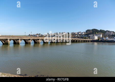 Bideford, North Devon, England UK. März 2019. Suchen von Bideford Stadt über den Bideford Lange Brücke im Jahr 1850 nach Osten das Wasser. Stockfoto