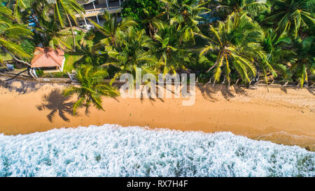 Antenne. Blick auf den Strand in Unawatuna, Sri Lanka. Stockfoto