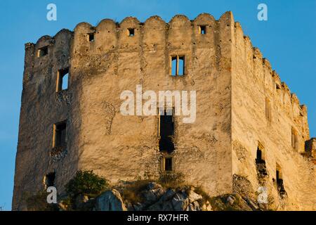 Details der Ruinen des Schlosses Beckov bei Sonnenuntergang, Slowakei. Ohne Dach bleiben auf einem großen Felsen ruiniert. Nahaufnahme. Stockfoto