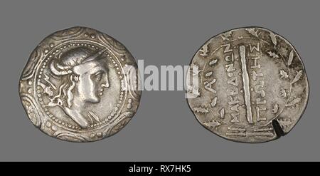 Tetradrachme (Münze), die die Göttin Artemis Tauropolis. Griechische. Datum: 158 v. Chr.-149 v. Chr.. Abmessungen: Durchm. 3 cm; 16.46 g. Silber. Herkunft: Mazedonien. Museum: Das Chicago Art Institute. Thema: ALTGRIECHISCH. Stockfoto