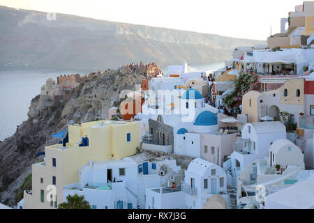 SANTORINI, Griechenland - 19. JULI 2018: die malerischen Dorf Oia mit Touristen für den Sonnenuntergang zeigen, Insel Santorini, Griechenland Stockfoto