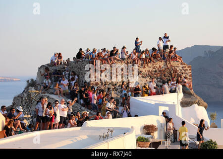 SANTORINI, Griechenland - 19. JULI 2018: die malerischen Dorf Oia überfüllt von Touristen für den Sonnenuntergang zeigen, Insel Santorini, Griechenland Stockfoto