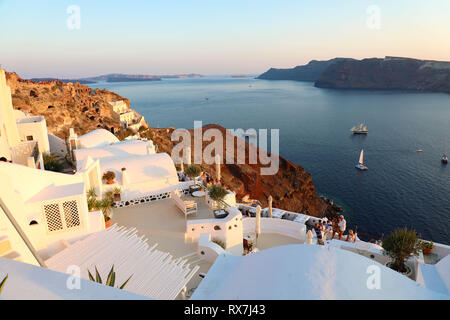 SANTORINI, Griechenland - 19 JULI 2018: Fabelhaft malerischen Dorf Oia auf Santorini Insel bei Sonnenuntergang, Griechenland Stockfoto