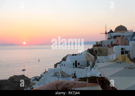 SANTORINI, Griechenland - 19 JULI 2018: Fabelhaft malerischen Dorf Oia auf Santorini Insel bei Sonnenuntergang, Griechenland Stockfoto