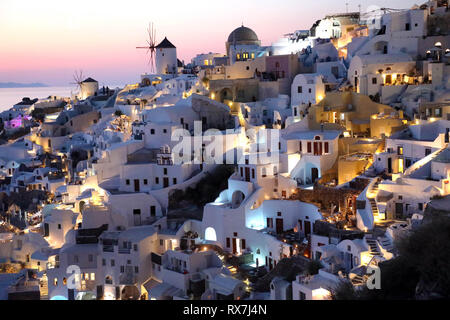 Fabelhafte malerischen Dorf Oia auf Santorini island bei Nacht, Griechenland Stockfoto