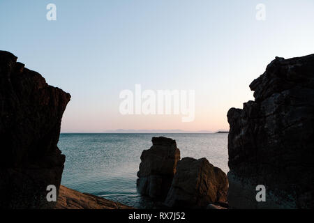 Blick auf die Isle of Skye bei Sonnenuntergang im Sands Beach, Gairloch, North West Highlands, Schottland, Großbritannien. Stockfoto