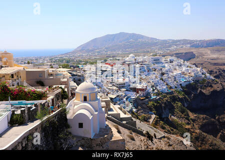 SANTORINI, Griechenland - 19 JULI 2018: Touristen zu Fuß in das Dorf Oia und schönen Blick auf die Stadt an den Hängen des vulkanischen Caldera, Griechenland, Europa Stockfoto